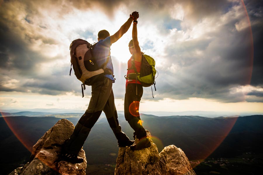 کوهنوردی به بهبود روابط اجتماعی کمک می کند